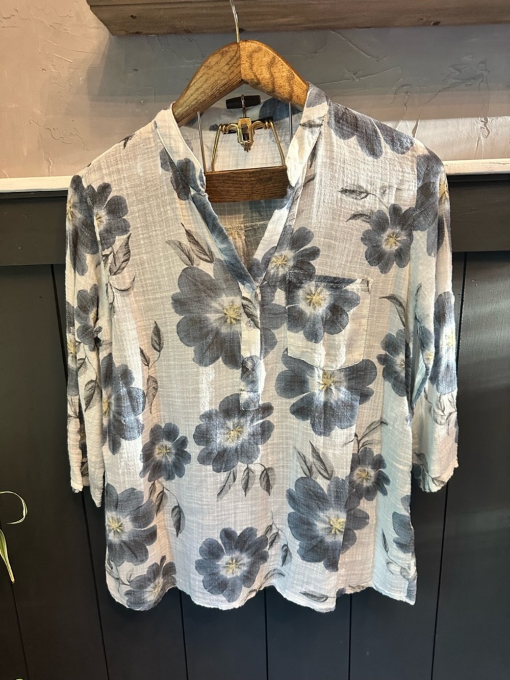 Charlie B Made in Italy Lightweight Floral top size M